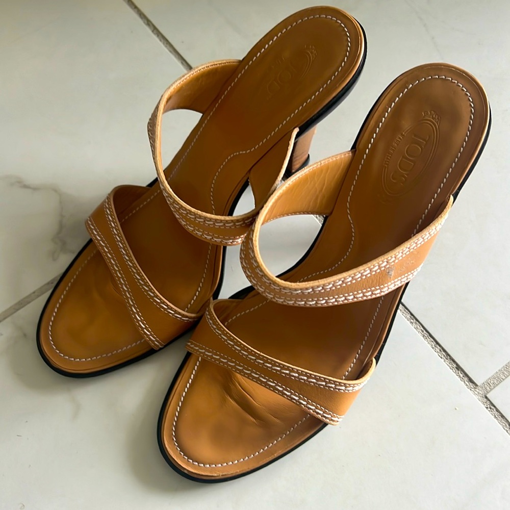 **GORGEOUS** tan Tod’s! Size 39. The leather and sole are in good condition.